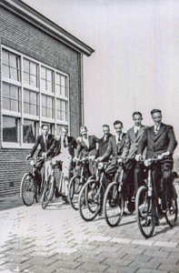 OVI-00002588 groepsfoto van de zg bonnenploeg (distributiebonnen) op de fiets,
