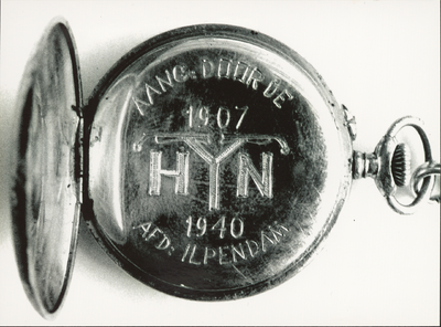OVI-00000122 Horloge met monogram van de IJsbaanclub (afd. van YHN) voor 33 jaar secretaris Hein Blom