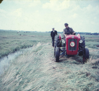 WAT120002450 OQ Dorpsbeelden/OQ D1108 - 1960-1961. Joop de Ruiter op de tractor. Onbekende man. Coll. Mehrtens