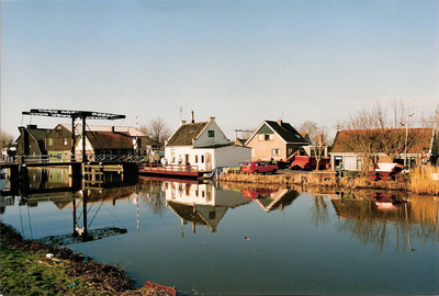 WAT120001353 OQ D0010 - 8 maart 1988. Schouweinde en Zeevangsdijkje met brug vanaf Purmerdijk.