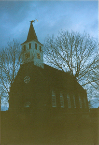 WAT120001666 OQ Dorpsbeelden/OQ D0320 - Juli 1980, kerk vanaf schoolplein