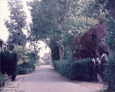 WAT120001720 OQ Dorpsbeelden/OQ D0373 - Sept. 1983, kerkbuurt, met rechts oprit G. Verstraten, voormalige ambtswoning