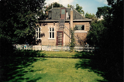 WAT120001723 OQ Dorpsbeelden/OQ D0376 - Aug. 1990, Kwadijk 80, voormalig gemeentehuis, achterzijde, fam Roelfsema