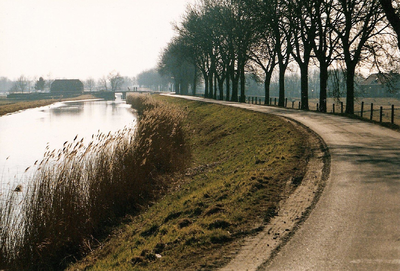 WAT120001901 OQ Dorpsbeelden/OQ D0554 - Maart 2003, Beemsterdijk met ringvaart en links Kwadijk