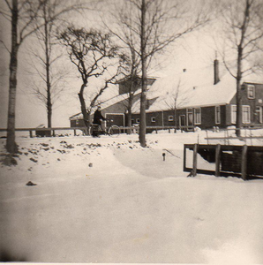 WAT120002456 OQ Dorpsbeelden/OQ D1114 - 1962, Boerderij Jan Uitentuis met fietser in de winter