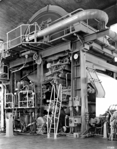 UPL000000013 Oplevering van de nieuwe papiermachine (glanscilinder) PM 11 in 1952: