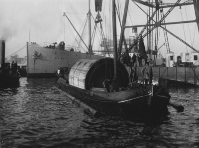 UPL000000022 Verscheping van een nieuwe glanscilinder voor Van Gelder Zonen in de haven van Amsterdam