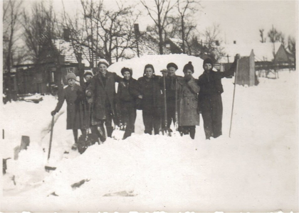 HGOM00000163 v.L.n.R .R. Wout Martens, Evert Veen, Dick Vink, Annie Veen, Cees v.d. Hudding, Piet Pranger, Hans Martens ...