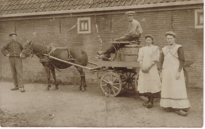 HGOM00000219 Ca.1914; Op de wagen zit J. Laan Dz, de man voor het paard is Dirk Kind, de vrouwen zijn mevr. Kind en ...