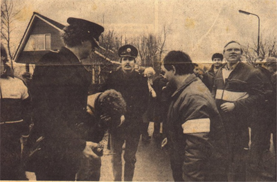 HGOM00000400 Slachtoffers sloop schoorsteen melkfabriek Ons Belang NNC 25-03-1983