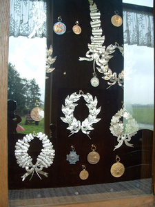 HGOM00000730 Medailles/prijzen in de vitrinekast in de consistoriekamer van de kerk