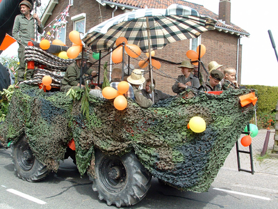 HGOM00000857 Praalwagen met kleinkinderen van Sjors en Nel Vroom