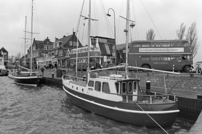 HvW-08845_02 Het toeristenseizoen wordt geopend door Dubbeldekkers op De Dijk in Volendam