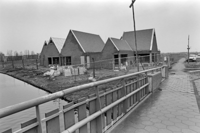 HvW-09023 Het nieuwe buurt- en clubhuis De Bolder waarvan de bouwvakkers de laatste hand aan het leggen zijn.