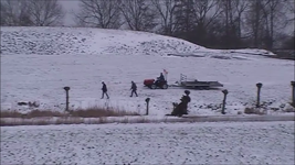 14 Winter werkzaamheden in de sneeuw op het buitenterrein van het fort, Op de fortgracht is een schaatsbaan ...