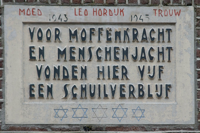 150226_15 Gevelsteen Monnickendam, herdenking onderduikadresTweede Wereldoorlog