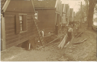 UPL000000119 Watersnood 1916. Herstelwerkzaamheden in Durgerdam na de watersnood in 1916