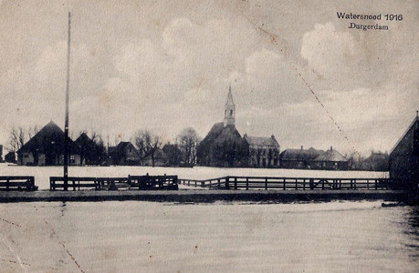 UPL000000058 Watersnood 1916. Het opschrift 'Durgerdam' is waarschijnlijk onjuist; dit is Watergang.