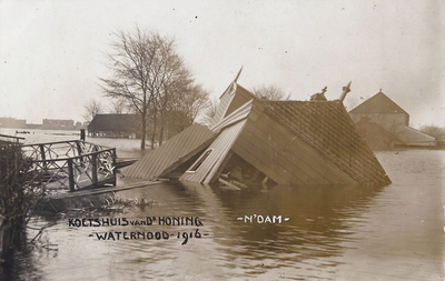 UPL000000077 Watersnood 1916. Koetshuis van dhr. Honing door het hoge water weggespoeld. Nieuwendam.