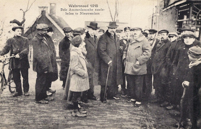 UPL000000085 Watersnood 1916. Drie Amsterdamse raadsleden op bezoek in Nieuwendam.