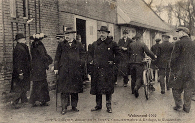 UPL000000086 Watersnood 1916. Burgemeester van Amsterdam op bezoek in Nieuwendam.