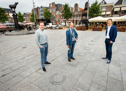 UPL000000133 Geoffrey Nijenhuis, Prof. Koen Goudriaan en Loek Zoon (Waterlands Archief) bij de plaats waar ooit het ...