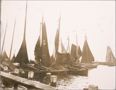 WAT001019792 De haven van Volendam met botters.