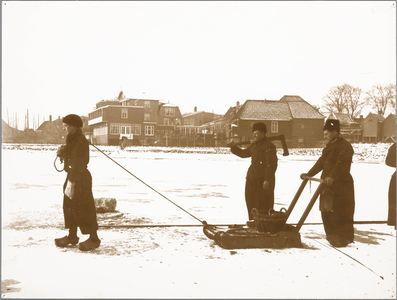 WAT001019796 Vissers bezig met botkloppen op het ijs van de Gouwzee.Op de achtergrond hotel Spaander en 'Wullempie' ...