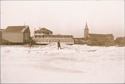 WAT001019797 Gezicht vanaf het ijs op de Gouwzee met hotel Spaander en de Vincentiuskerk.