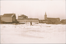 WAT001019797 Gezicht vanaf het ijs op de Gouwzee met hotel Spaander en de Vincentiuskerk.