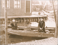 WAT001019800 kinderen varend in een roeiboot.