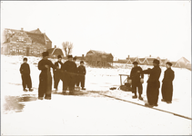 WAT001019801 Vissers bezig met botkloppen op het ijs van de Gouwzee.