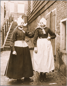 WAT001019804 Twee jonge dames in klederdracht.