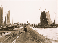 WAT001019814 Volendammer botters in het ijs aan de Haven waaronder de VD 217, VD 249, VD 274, en de VD 292, met grote ...