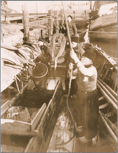 WAT001019816 Vissers bezig met het verwerken van de vangst aan boord.