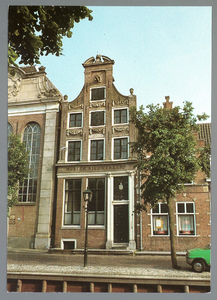 WAT001011132 Gevel van Museum Nieuwenkamp met links de Lutherse kerk