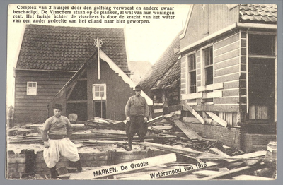 WAT001011951 Als gevolg van een zware noordwester storm brak in januari 1916 de Waterlandse Zeedijk tussen Monnickendam ...