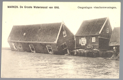 WAT001011952 Als gevolg van een zware noordwester storm brak in januari 1916 de Waterlandse Zeedijk tussen Monnickendam ...
