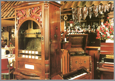 WAT001012106 Restaurant Nieuw Stuttenburgh, polyphon platenwisselaar met diverse orgels en platenspelers