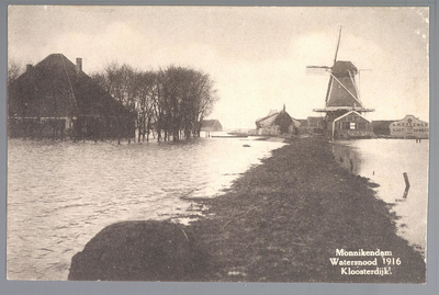WAT001012342 Als gevolg van een zware noordwester storm brak in januari 1916 de Waterlandse Zeedijk tussen Monnickendam ...