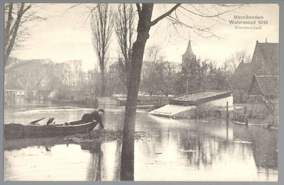 WAT001012350 Als gevolg van een zware noordwester storm brak in januari 1916 de Waterlandse Zeedijk tussen Monnickendam ...