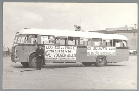 WAT001012368 Naco-bus met spandoek van toneelvereniging Leo XIII , ze waren i.v.m. een kaderdag naar Utrecht geweest