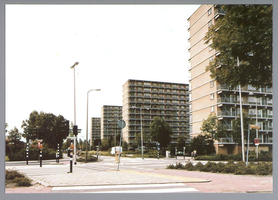 WAT001012496 Met flats aan de Mercuriusweg , links de J P Grootstraat