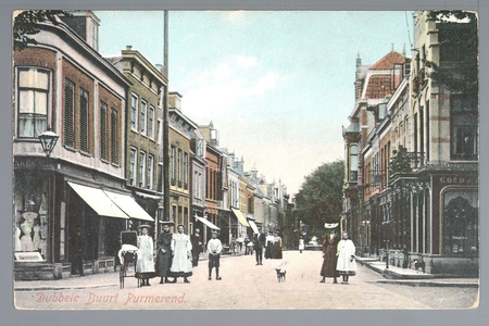 WAT001012484 Breedstraat met helemaal links een manufacturenwinkel van PietStrooper en rechts in het midden het pand ...