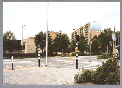 WAT001012495 Kruising Churchilllaan - Henri Dunantstraat , kijkend naar de flats aan de Meteorenweg (gesloopt)