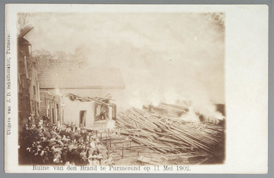 WAT001012613 Op 11 mei 1902 brak er brand uit in een houtloods van de firma Brandjes, waarbij het huis van de familie ...
