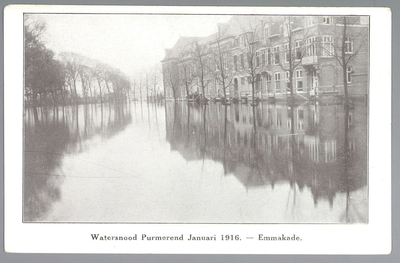 WAT001012537 Als gevolg van een zware noordwester storm brak in januari 1916 de Waterlandse Zeedijk tussen Monnickendam ...