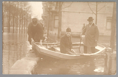 WAT001012597 Als gevolg van een zware noordwester storm brak in januari 1916 de Waterlandse Zeedijk tussen Monnickendam ...