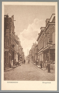 WAT001012606 Hoogstraat met rechts de tabakswinkel van Brinkman en daarnaast een piano winkel