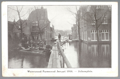 WAT001012640 Als gevolg van een zware noordwester storm brak in januari 1916 de Waterlandse Zeedijk tussen Monnickendam ...